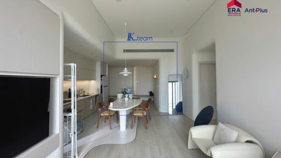 Phòng khách và bàn ăn nhìn từ kệ TV căn hộ Tilia 100m2