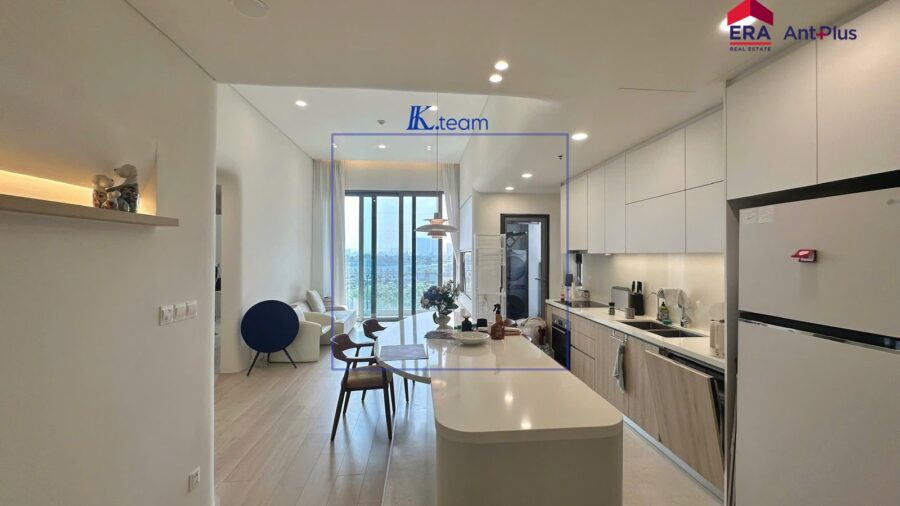 Bếp chữ I, đảo bếp và cửa kính nhìn ra cây xanh căn hộ Tilia