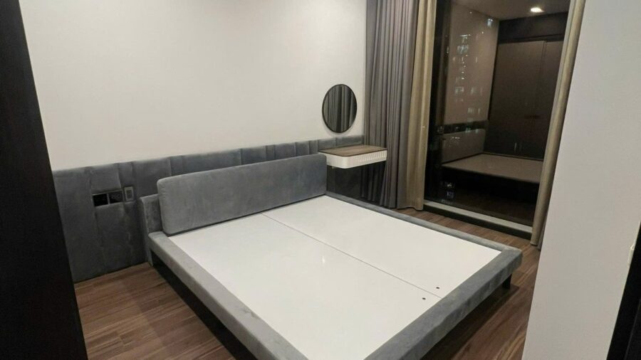 Phòng ngủ có ốp đầu giường xám và bàn trang điểm căn hộ Tilia tầng 25