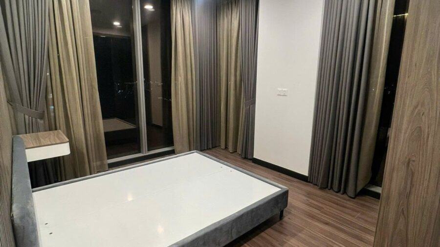Phòng ngủ thứ hai với giường bọc nỉ và rèm hai lớp căn hộ Tilia