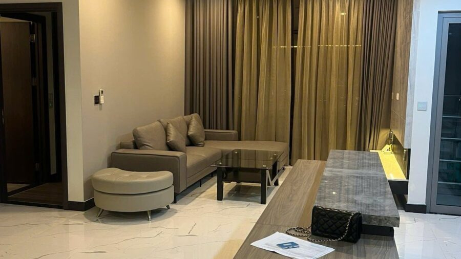 Phòng khách sofa xám và rèm vàng đồng căn hộ Tilia tầng 25
