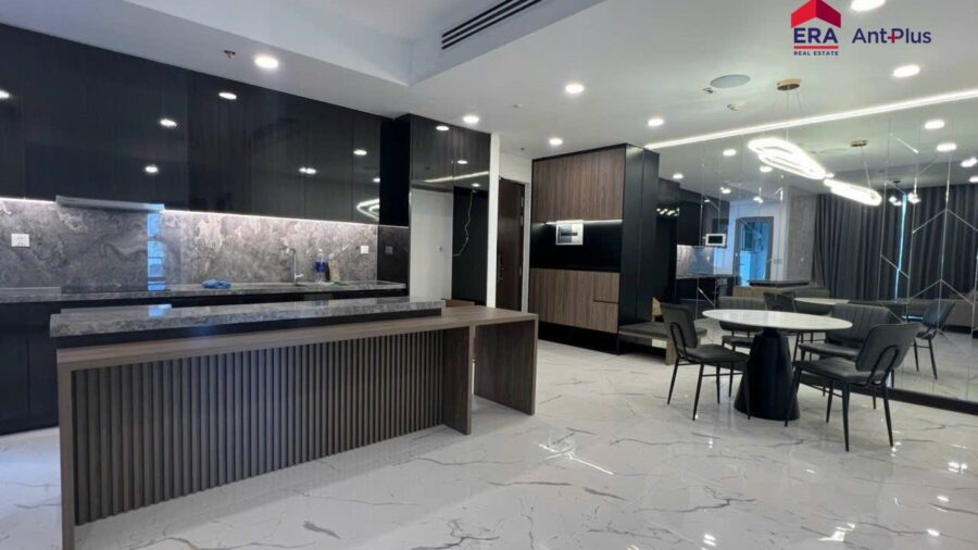 Bếp tủ đen bóng, đảo bếp ốp lam gỗ và bàn ăn tròn căn hộ Tilia