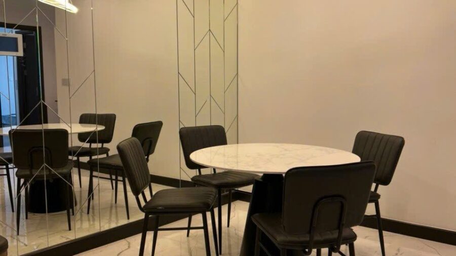 Bàn ăn tròn mặt đá và đèn thả tam giác căn hộ Tilia